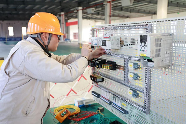 160176587749099.jpg 電工實操考核現場_副本.jpg