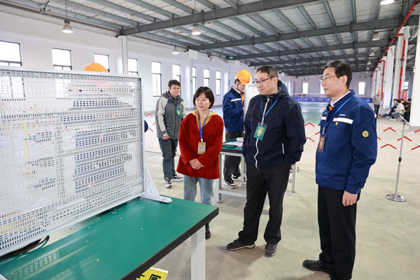 7701765877343537.jpg 市人事考試院考務二科科長方革新現場督導_副本.jpg